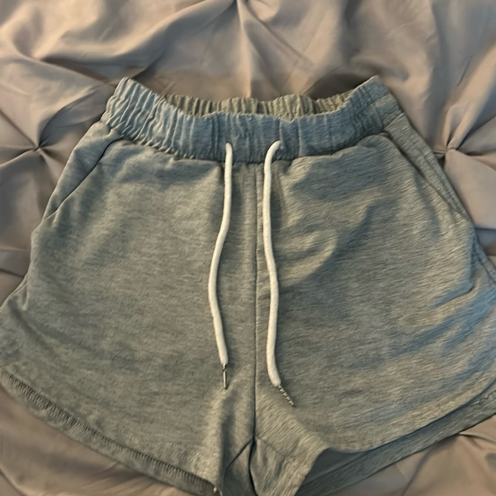 Xs mens hoochie daddy sweat shorts with drawstring in gray.